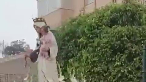 La imagen de la Virgen del Carmen sale de su ermita en la pedanía de Los Arenales del Sol de Elche