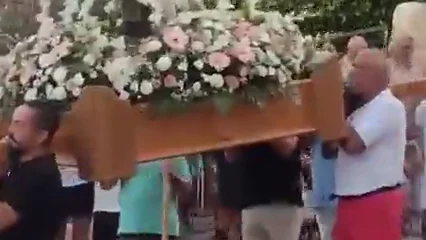 La imagen de la Virgen del Carmen sale de su ermita en la pedanía de Los Arenales del Sol de Elche. La imagen de la Virgen del Carmen sale de su ermita en la pedanía de Los Arenales del Sol de Elche