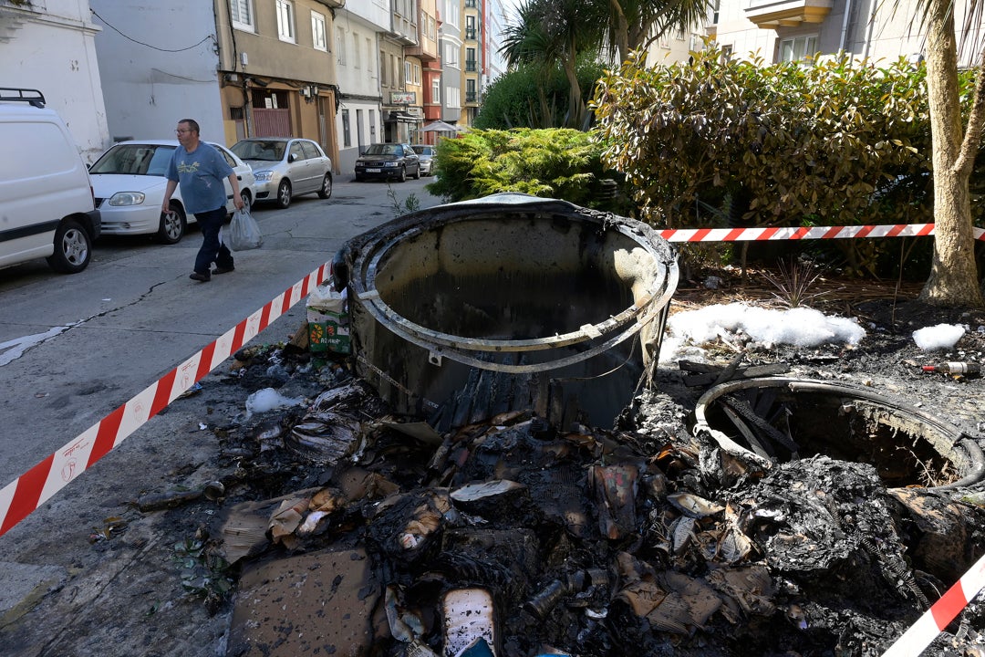 Nueva madrugada de contenedores incendiados en A Coruña: 16 calcinados y un vehículo y varios escaparates afectados Nueva madrugada de contenedores incendiados en A Coruña: 16 calcinados y un vehículo y varios escaparates afectados