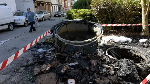 Contenedores quemados en la calle Vereda del Polvorín de A Coruña, durante la huelga de basuras que lleva padeciendo la ciudad desde hace más de un mes Nueva madrugada de contenedores incendiados en A Coruña: 16 calcinados y un vehículo y varios escaparates afectados