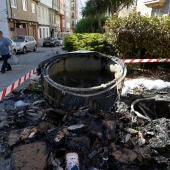 Nueva madrugada de contenedores incendiados en A Coruña: 16 calcinados y un vehículo y varios escaparates afectados