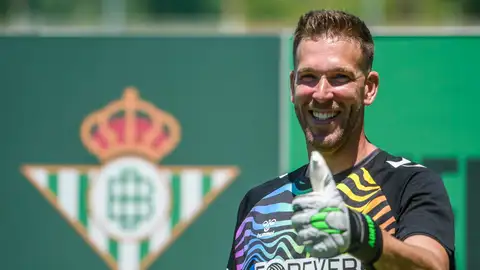 El guardameta Adrián San Miguel, durante su presentación oficial como nuevo jugador del Real Betis Balompié, hoy en la Ciudad Deportiva Luis del Sol. El guardameta Adrián San Miguel, durante su presentación oficial como nuevo jugador del Real Betis Balompié, hoy en la Ciudad Deportiva Luis del Sol.