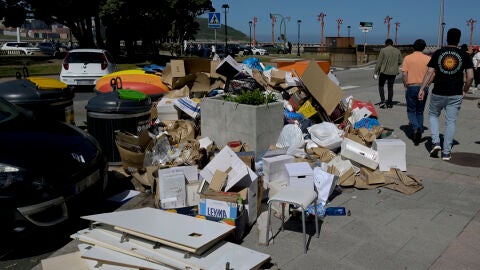 Basura acumulada si recoger en el barrio de Monte Alto/ EFE/ Moncho Fuentes