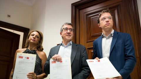 La diputada de Coalición Canaria Cristina Valido; el portavoz del PSOE en el Congreso, Patxi López y el diputado de Sumar Iñigo Errejón, durante el registro de la Proposición de Ley.