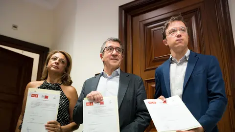 La diputada de Coalición Canaria Cristina Valido; el portavoz del PSOE en el Congreso, Patxi López y el diputado de Sumar Iñigo Errejón, durante el registro de la Proposición de Ley. La diputada de Coalición Canaria Cristina Valido; el portavoz del PSOE en el Congreso, Patxi López y el diputado de Sumar Iñigo Errejón, durante el registro de la Proposición de Ley.