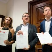 La diputada de Coalición Canaria Cristina Valido; el portavoz del PSOE en el Congreso, Patxi López y el diputado de Sumar Iñigo Errejón, durante el registro de la Proposición de Ley.