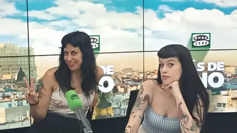 Laura (guitarrista y voz) y Súpercarmen (baterista y voz) de Tiburona Laura (guitarrista y voz) y Súpercarmen (baterista y voz) de Tiburona