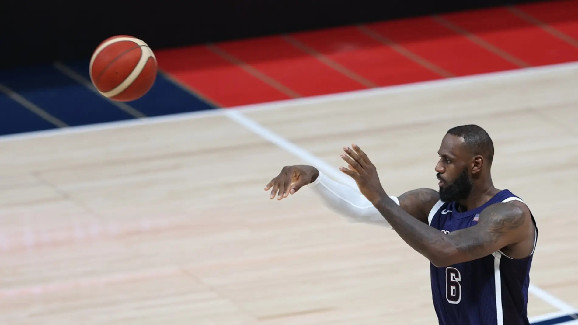 LeBron James durante un partido entre Estados Unidos y Australia LeBron James durante un partido entre Estados Unidos y Australia