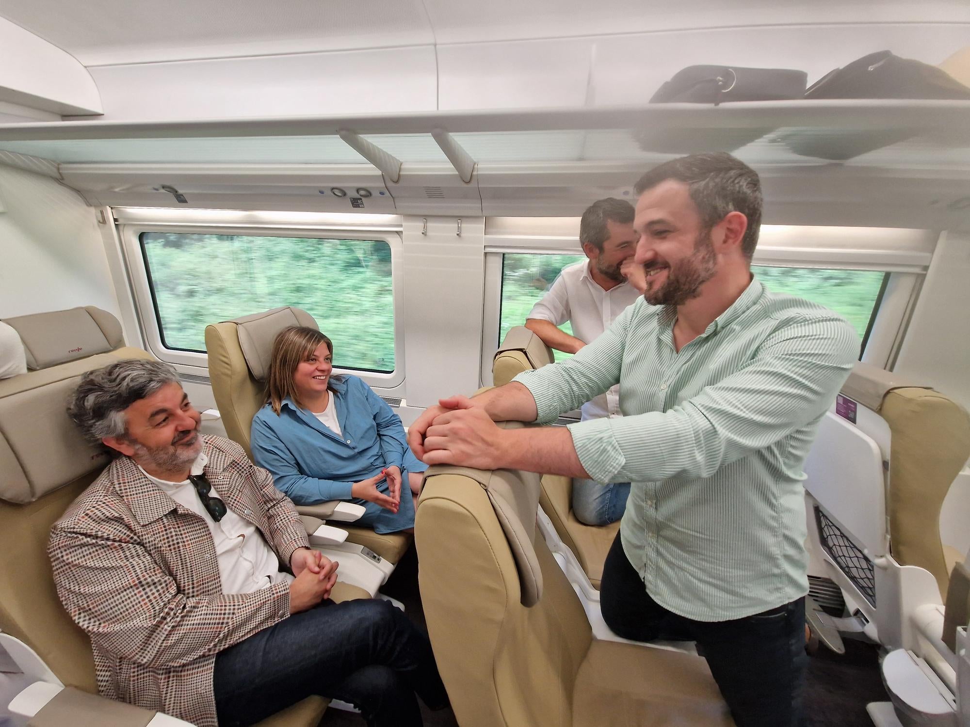 Gimena Llamedo destaca que el número de plazas ferroviarias se incrementa en un 40%, hasta las 5.000 personas al día Gimena Llamedo destaca que el número de plazas ferroviarias se incrementa en un 40%, hasta las 5.000 personas al día