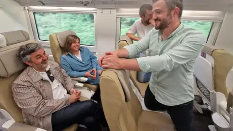 La vicepresidenta y el consejero de Fomento en el primer Alvia de Avilés. La vicepresidenta y el consejero de Fomento en el primer Alvia de Avilés.