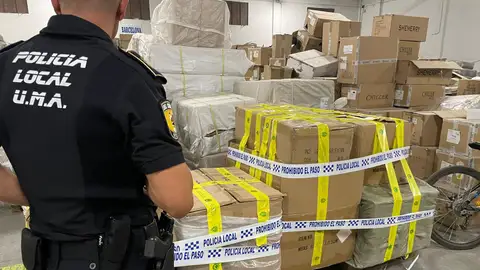 Un agente en una de las naves inspeccionadas por las policías locales de Elche y Crevillent. Un agente en una de las naves inspeccionadas por las policías locales de Elche y Crevillent.