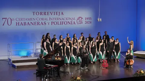 Arranca en Torrevieja el Certamen del 70 Aniversario con el estreno de la habanera 'La Almadraba' El Coro 'Sinfonía' y la cantante Ruth Lorenzo, protagonistas indiscutibles de la primera velada del certamen