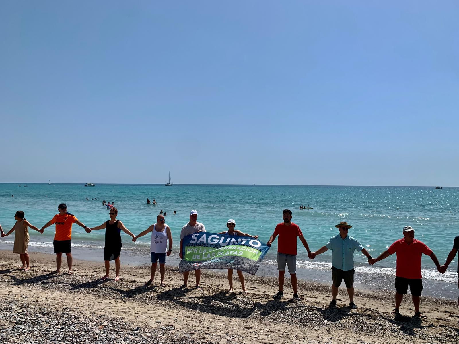 Más de un centenar de personas participan en cadena humana por la regeneración de las playas del Camp de Morvedre Más de un centenar de personas participan en cadena humana por la regeneración de las playas del Camp de Morvedre