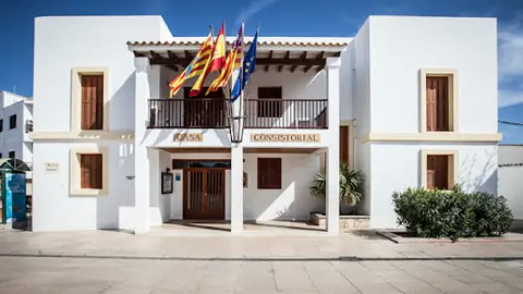 Fracasa la moción de censura contra el presidente de Formentera entre un cruce de acusaciones de GxF y Compromís Fracasa la moción de censura contra el presidente de Formentera entre un cruce de acusaciones de GxF y Compromís
