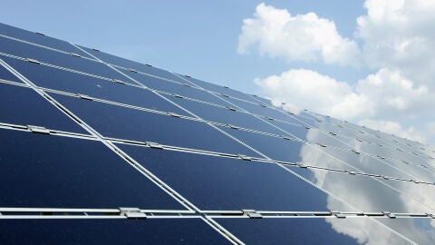 BERL&Iacute;N - 30 DE ABRIL: Una serie de paneles solares fotovoltaicos en Berliner Wasserbetriebe se ven el 30 de abril de 2010 en Berl&iacute;n, Alemania. Alemania ha invertido mucho en energ&iacute;a solar y otras fuentes de energ&iacute;a renovable y busca producir el 30% de sus necesidades energ&eacute;ticas con renovables para 2020. (Foto de Andreas Rentz/Getty Images)