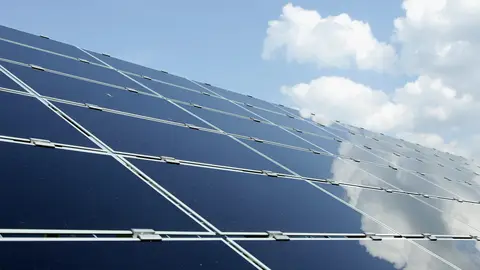 BERLÍN - 30 DE ABRIL: Una serie de paneles solares fotovoltaicos en Berliner Wasserbetriebe se ven el 30 de abril de 2010 en Berlín, Alemania. Alemania ha invertido mucho en energía solar y otras fuentes de energía renovable y busca producir el 30% de sus necesidades energéticas con renovables para 2020. (Foto de Andreas Rentz/Getty Images) BERLÍN - 30 DE ABRIL: Una serie de paneles solares fotovoltaicos en Berliner Wasserbetriebe se ven el 30 de abril de 2010 en Berlín, Alemania. Alemania ha invertido mucho en energía solar y otras fuentes de energía renovable y busca producir el 30% de sus necesidades energéticas con renovables para 2020. (Foto de Andreas Rentz/Getty Images)