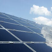 BERLÍN - 30 DE ABRIL: Una serie de paneles solares fotovoltaicos en Berliner Wasserbetriebe se ven el 30 de abril de 2010 en Berlín, Alemania. Alemania ha invertido mucho en energía solar y otras fuentes de energía renovable y busca producir el 30% de sus necesidades energéticas con renovables para 2020. (Foto de Andreas Rentz/Getty Images)