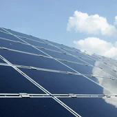 BERLÍN - 30 DE ABRIL: Una serie de paneles solares fotovoltaicos en Berliner Wasserbetriebe se ven el 30 de abril de 2010 en Berlín, Alemania. Alemania ha invertido mucho en energía solar y otras fuentes de energía renovable y busca producir el 30% de sus necesidades energéticas con renovables para 2020. (Foto de Andreas Rentz/Getty Images) BERLÍN - 30 DE ABRIL: Una serie de paneles solares fotovoltaicos en Berliner Wasserbetriebe se ven el 30 de abril de 2010 en Berlín, Alemania. Alemania ha invertido mucho en energía solar y otras fuentes de energía renovable y busca producir el 30% de sus necesidades energéticas con renovables para 2020. (Foto de Andreas Rentz/Getty Images)
