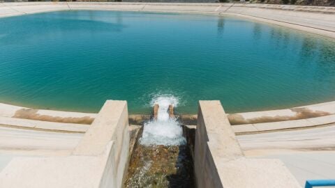 Imagen de archivo del embalse del Rollo de Aspe, infraestructura del trasvase J&uacute;car-Vinalop&oacute;.