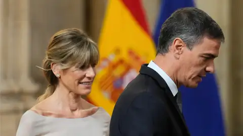 Fotografía de archivo, del presidente del Gobierno, Pedro Sánchez, junto a su mujer Begoña Gómez a su llegada a la ceremonia de entrega de las condecoraciones al mérito civil en el Palacio Real en Madrid. Fotografía de archivo, del presidente del Gobierno, Pedro Sánchez, junto a su mujer Begoña Gómez a su llegada a la ceremonia de entrega de las condecoraciones al mérito civil en el Palacio Real en Madrid.