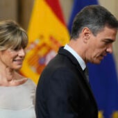 Fotografía de archivo, del presidente del Gobierno, Pedro Sánchez, junto a su mujer Begoña Gómez a su llegada a la ceremonia de entrega de las condecoraciones al mérito civil en el Palacio Real en Madrid. 
