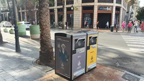 Algunas de las papeleras están instaladas en la Plaza del Ayuntamiento Algunas de las papeleras están instaladas en la Plaza del Ayuntamiento