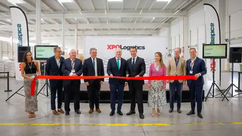 Representantes de XPO Logistics y del gobierno durante la inauguración de la planta Representantes de XPO Logistics y del gobierno durante la inauguración de la planta