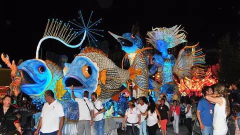 Imagen de archivo de una carroza participante en el concurso del Coso Blanco Imagen de archivo de una carroza participante en el concurso del Coso Blanco