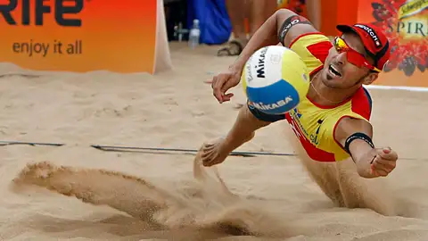 Pablo Herrera intenta golpear el balón durante un partido de voley playa Pablo Herrera intenta golpear el balón durante un partido de voley playa