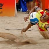 Pablo Herrera intenta golpear el balón durante un partido de voley playa