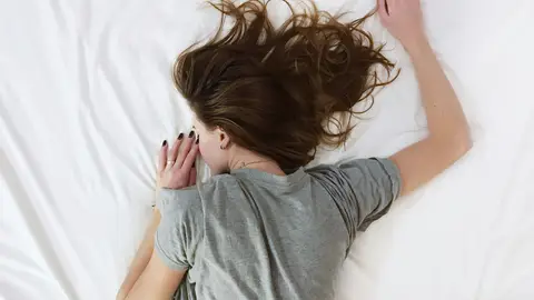 El invento para dormir plácidamente con calor: la manta que te mantiene fresco toda la noche El invento para dormir plácidamente con calor: la manta que te mantiene fresco toda la noche
