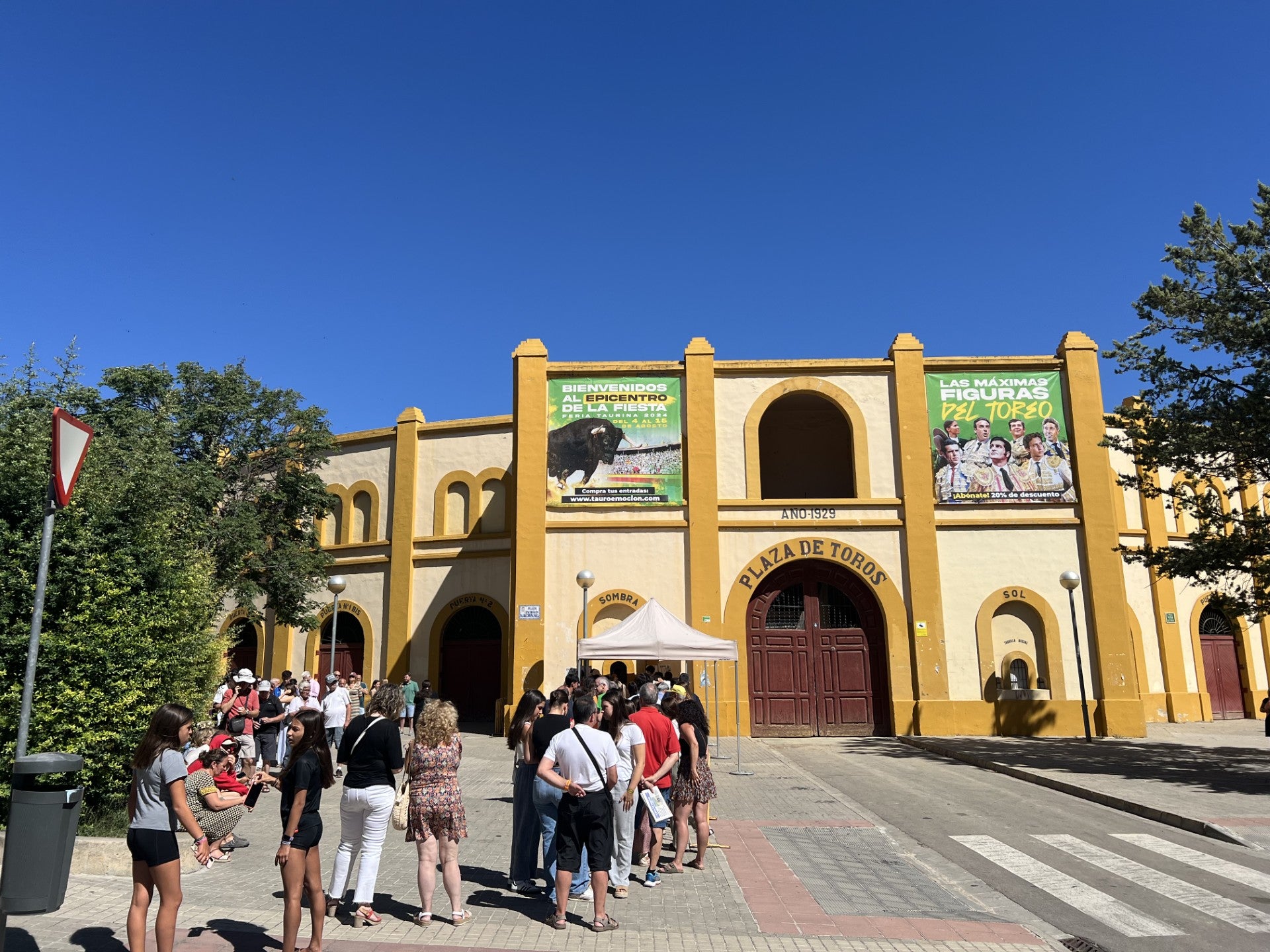 Largas filas en Huesca para conseguir entradas para los toros Largas filas en Huesca para conseguir entradas para los toros