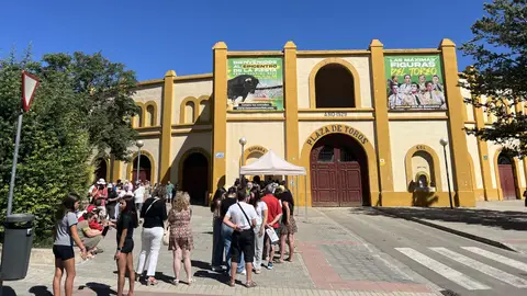 Largas filas en Huesca para conseguir entradas para los toros Largas filas en Huesca para conseguir entradas para los toros