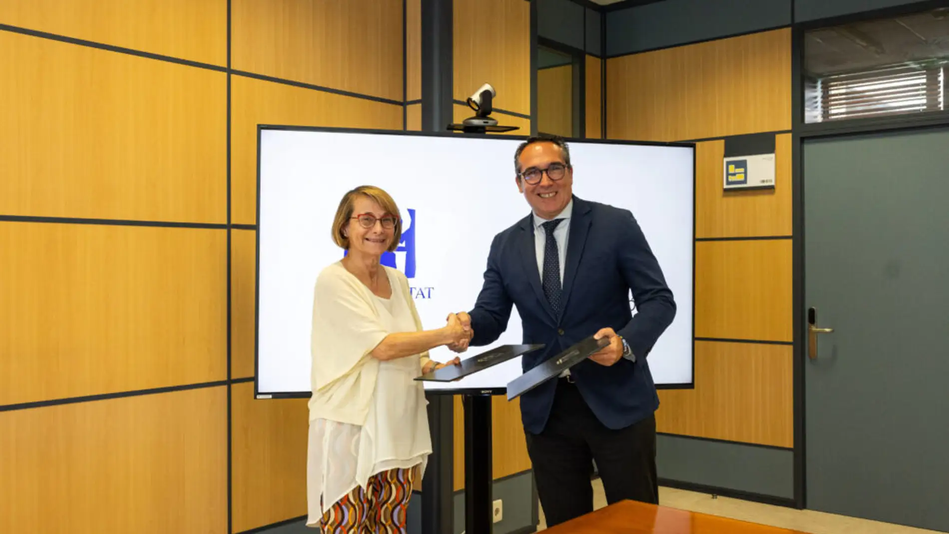 Eva Alcón y Rubén Ibáñez durante la firma pública del convenio Eva Alcón y Rubén Ibáñez durante la firma pública del convenio