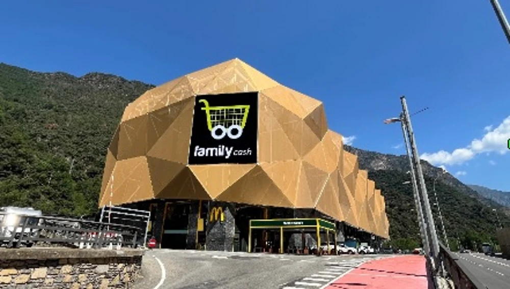 Fachada del centro comercial Family Cash en Andorra Fachada del centro comercial Family Cash en Andorra