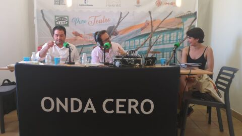 David Triguero y Natalia Llorente en el puesto de Onda Cero del Festival Internacional de Teatro Cl&aacute;sico de Almagro