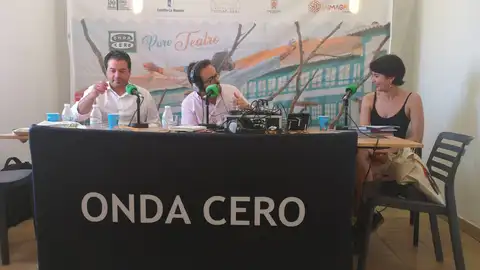 David Triguero y Natalia Llorente en el puesto de Onda Cero del Festival Internacional de Teatro Clásico de Almagro David Triguero y Natalia Llorente en el puesto de Onda Cero del Festival Internacional de Teatro Clásico de Almagro