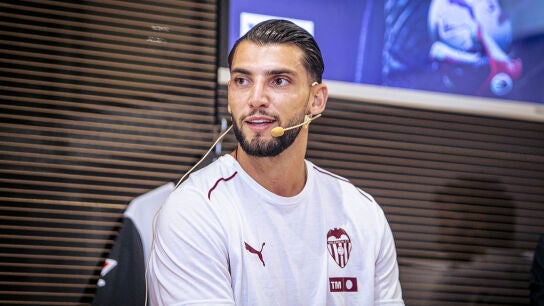 Rafa Mir en su presentaci&oacute;n con el Valencia