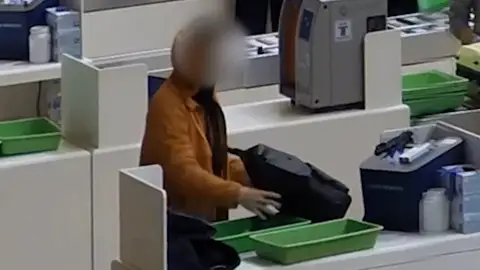 Descuideros en el aeropuerto Adolfo Suárez Madrid-Barajas Descuideros en el aeropuerto Adolfo Suárez Madrid-Barajas