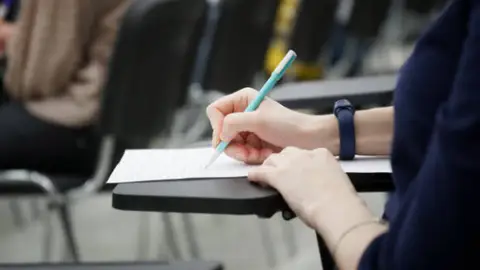 Examen Estas son las ocho oposiciones más fáciles de aprobar en 2024