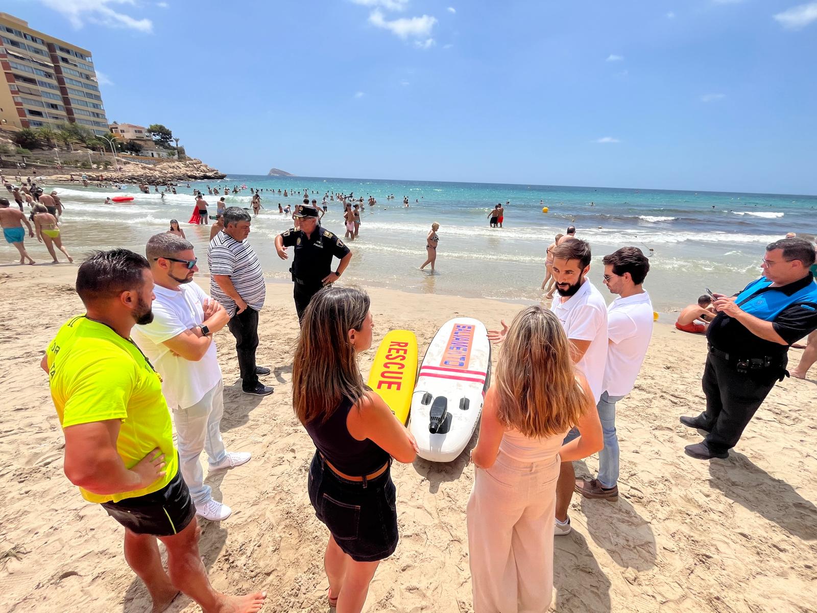 Finestrat testea los rescates en la Cala con una tabla de surf con dispositivo de propulsión Finestrat testea los rescates en la Cala con una tabla de surf con dispositivo de propulsión