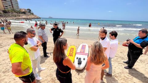 Finestrat testea los rescates en la Cala con una tabla de surf con dispositivo de propulsión