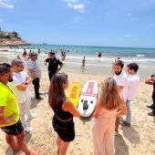 Finestrat testea los rescates en la Cala con una tabla de surf con dispositivo de propulsión