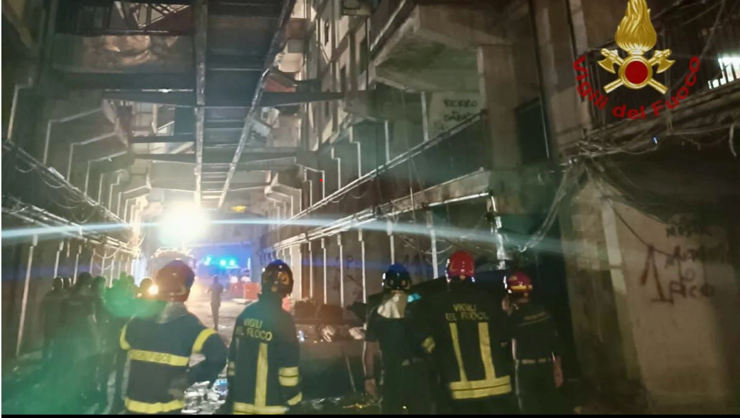 Dos muertos y 13 heridos por el derrumbe de un balcón en Nápoles Dos muertos y 13 heridos por el derrumbe de un balcón en Nápoles