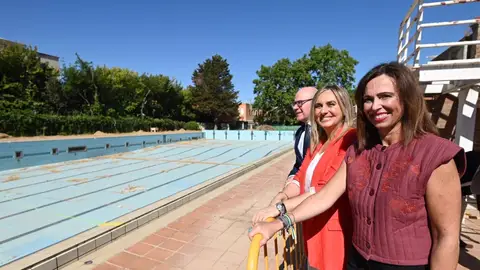 La Junta inicia la reforma de la piscina universitaria de Fuentenueva por más de cuatro millones de euros La consejera de Fomento, Rocío Díaz, ha asistido junto a la alcaldesa, Marifrán Carazo, y el rector de la Universidad de Granada, Pedro Mercado