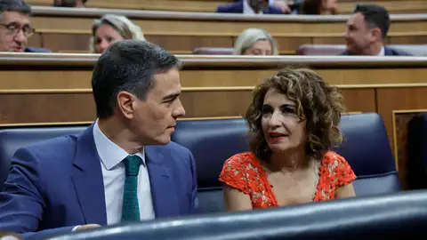 El presidente del Gobierno, Pedro Sánchez, junto a la vicepresidenta primera, María Jesús Montero. El presidente del Gobierno, Pedro Sánchez, junto a la vicepresidenta primera, María Jesús Montero.
