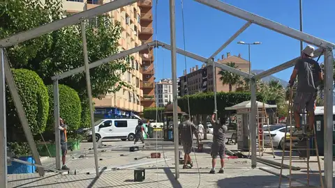 Montaje de la carpa de una compañía festera Montaje de la carpa de una compañía festera