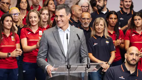 El presidente del Gobierno, Pedro Sánchez, interviene durante el acto en el que recibe a los equipos participantes en los Juegos Olímpicos y Paralímpicos de París 2024, en el Complejo de la Moncloa, a 23 de julio de 2024, en Madrid (España). La Delegación Olímpica de España viaja hoy para participar en los Juegos Olímpicos de París 2024 que se celebrarán entre el 26 de julio y el 11 de agosto en la leer más capital francesa. Los Juegos Paralímpicos tendrán lugar entre el 28 de agosto y el 8 de septiembre. El presidente del Gobierno, Pedro Sánchez, interviene durante el acto en el que recibe a los equipos participantes en los Juegos Olímpicos y Paralímpicos de París 2024, en el Complejo de la Moncloa, a 23 de julio de 2024, en Madrid (España). La Delegación Olímpica de España viaja hoy para participar en los Juegos Olímpicos de París 2024 que se celebrarán entre el 26 de julio y el 11 de agosto en la leer más capital francesa. Los Juegos Paralímpicos tendrán lugar entre el 28 de agosto y el 8 de septiembre.