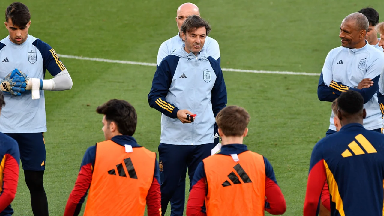 El entrenador de la selección española sub 21, Santi Denia (c), en foto de archivo de Carlos Barba. EFE