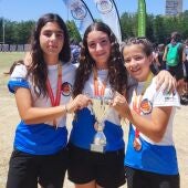 Emma Moya, Nerea Riera y María Valente con la medalla de bronce por equipos U15